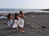 Hawaiianische Mädchen und Meeresschildkröten am black sand beach, Big Island, copyright Susanne Rikus Eindrücke einer wunderschönen Kultur, die wir in unseren Angeboten des Alohana Instituts besuchen und erleben werden. www.alohana.de